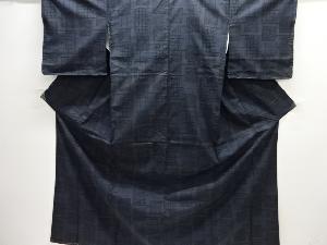 未使用品　紗綾型に格子模様織り出し本場泥大島紬着物(5マルキ)